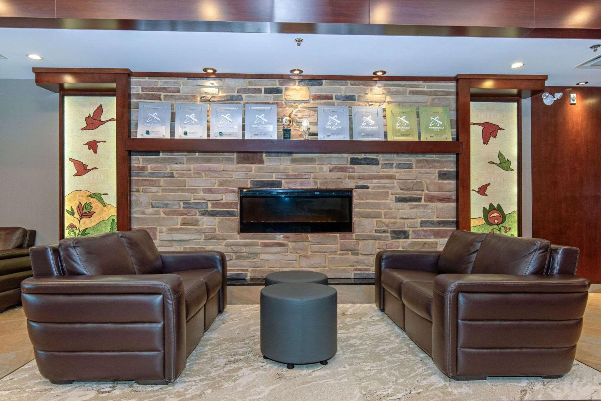 Quality Inn & Suites Val-d'Or Dış mekan fotoğraf